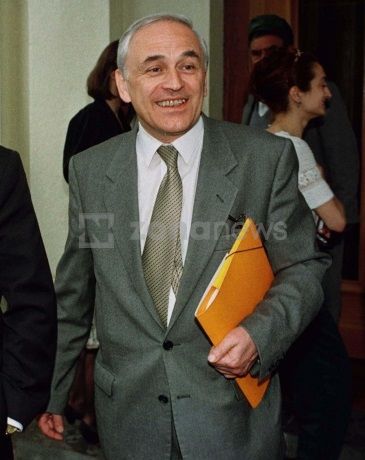 Любомир Филипов, управител на БНБ януари 1997 г. Любомир Филипов, управител на БНБ януари 1997 г.