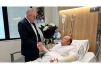 Австралийският премиер Антъни Албанезе на посещение при сириеца Ахмед ал Ахмед в болница в Сидни
