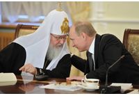 Агентът на КГБ и патриарх на Русия Кирил и военнопрестъпникът и бивш подполковник от КГБ Путин