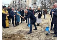 министърът на образованието и науката Красимир Вълчев, който направи първа копка на нов салон в 8. СУ "Арсени Костенцев" в Благоевград