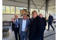 Борисов на посещение в завод за дронове