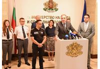 Брифинг на министъра на труда и социалната политика Борислав Гуцанов, главен комисар Александър Джартов –  директор на Главна дирекция "Пожарна безопасност и защита на населението", и Ясен Цветков – председател на Националната асоциация на доброволците в България, в МТСП