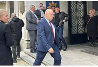 Васил Костадинов влиза в сграда на ОД на МВР