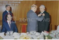 Вътрешният министър Димитър Стоянов (седнал) на 70-годишнината на Григор Шопов