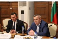 Министър Георги Тахов (вдясно)