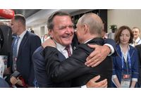 Герхард Шрьодер и военнопрестъпникът Владимир Путин