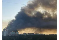 Горящи многоетажни блокове след руската терористична атака срещу Киев