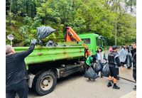 Доброволци се включиха в почистването на река Лева
