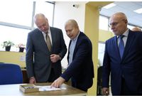 Министър-председателят Росен Желязков, който заедно с управителя на Българската народна банка Димитър Радев се запозна на място с производствения процес на българските евромонети в Монетния двор на БНБ