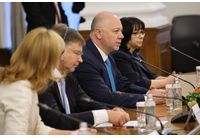 Министър-председателят Росен Желязков на брифинг, в който участваха също еврокомисарят за икономиката и производителността, изпълнението и опростяването Валдис Домбровскис, еврокомисарят за стартиращите предприятия, научните изследвания и иновациите Екатерина Захариева и министърът на финансите Теменужка Петкова