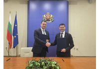 Министърът на енергетиката Жечо Станков и председателят на Конфиндустрия България Роберт Санторели положиха подписи под документа, разширяващ възможностите за взаимодействие