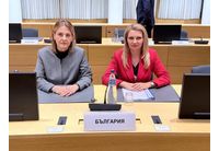 Заместник-министър д-р Лозана Василева (вдясно)