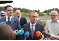 Министрите Иван Иванов и Даниел Митов показаха как тол системата ще предава нарушителите на МВР