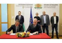 Вицепремиерът и министър на транспорта и съобщенията Гроздан Караджов при подписването на договорите с „БДЖ-Пътнически превози“ ЕООД и „Ивкони Експрес“ ЕАД за пътнически жп превози в страната