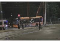 Кола се вряза в автобус в София