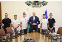 Министър-председателят Росен Желязков представи петимата младежи, които помагат при погасяването на пожарите в района на Сунгурларе