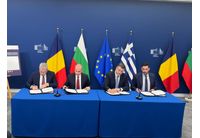 Подписи под документа поставиха вицепремиерът и министър на транспорта и съобщенията Гроздан Караджов, алтернативният министър на транспорта на Гърция Константинос Киранакис и държавният секретар по транспорт на Румъния Йонут Кристиан Савою