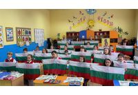 Над 600 първокласници ще получат българското знаме