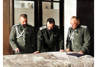 Николай Втори (в средата )