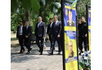 Премиерът Желязков, украинският президент Зеленски и лидери от Югоизточна Европа поднесоха цветя на Алеята на героите в Одеса