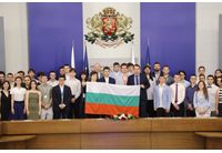Премиерът Росен Желязков връчи националния флаг на олимпийските отбори по природни науки