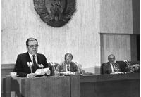 Петър Младенов (на трибуната), Георги Атанасов (в средата) и Тодор Живков (вдясно) на пленума на 10 ноември 1989 г.