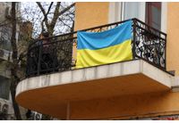 Подкрепа за Украйна - украинското знаме е поставено на терасата на българско жилище