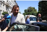 Полицията отвежда Никола Барбутов