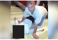 Публикуваните документи включват и снимки, които показват Андрю коленичил на пода да докосва талията на неидентифицирана жена