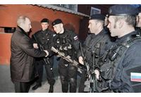 Владимир Путин се ръкува с боеца от отряда "Алфа" на ФСБ (сега ръководител на "Център 795") Денис Фисенко