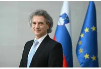 Роберт Голоб