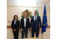 Министърът на икономиката и индустрията Петър Дилов проведе среща с Александър Рангелов, изпълнителен директор на компанията разработила първия български проект, който получи стратегически статут по Регламента за развитие на технологии с нетно нулеви емисии (NZIA) на ЕК. На срещата участва и заместник-министърът на икономиката и индустрията Невена Лазарова
