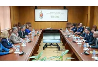 работна среща с участието на министър Даниел Митов, временно изпълняващия длъжността посланик на Съединените щати в България Мартин Макдауъл и търговския аташе Хана Каменецки