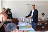 Кметът на Хасково Станислав Дечев гласува и в двата избора днес. За народни представили и евродепутати вотът си той упражни в секция в НТС. „Гласувах и призовавам всички граждани да упражнят правото си на избор днес. Аз гласувах за сигурна Европа, в която всички да живеем в мир, уверени и спокойни. Гласувах за стабилна България, за да приключи цикълът от  избори, за да имаме стабилно правителство, което да подпомага общините, за да се развиваме и да правим градовете си вси по-красиви и добри за живеене“, подчерта градоначалникът. „Важно е да гласуваме, защото нестабилното управление през последните години ни докара огромна инфлация, неработещи фондове, а това е пагубно за страната ни. Трябва да имаме възможност да работим, да усвояваме европейските фондове, да спрем експериментите и да живеем предвидимо, както преди пет години“, заяви Станислав Дечев.  Кметът на Хасково гласува с хартиена бюлетина и подчерта, че е направил този избор, защото машините и днес са дали дефект. „Притесняваме факта, че контролът върху машините не се упражнява по най-правилния начин. Но най-вече, гласувах с хартиена бюлетина, защото деветдесет процента от Европа гласува с хартия и това е доказаният и коректен начин за гласуване. Във всяка секция има представители на всички политически партии, така че когато се говори за некоректност, то тя би трябвало да произлиза от всички“, коментира Станислав Дечев. 