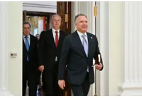 Стив Уиткоф - зад него е Кирил Дмитриев