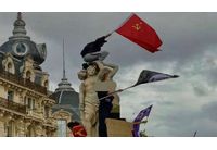 Съветски флаг на протестите в Париж