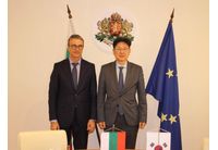 Министърът на енергетиката Трайчо Трайков и посланикът на Южна Корея у нас Н.Пр. Донг-бе Ким 