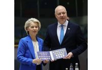 Премиерът Росен Желязков подари български евромонети на председателя на Европейската комисия