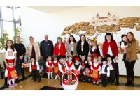 Слънчеви деца от Нова Загора поднесоха своя първомартенски поздрав в навечерието на дългоочаквания празник от малки и големи