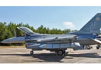 F-16 въоръжен с ракети JASSM