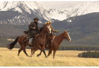 Кели Райли и Коул Хаузер се завръщат в ролите на Бет и Рип в Dutton Ranch ("Ранчото на Дътън"), с премиера на 22 май по SkyShowtime 