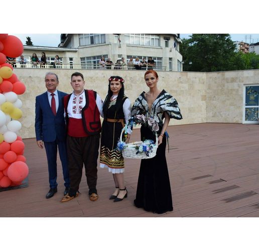 Абитуриенти, заедно с кмета на Асеновград д-р Христо Грудев