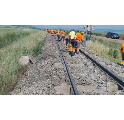 Аварийни екипи от НКЖИ работят по трасето