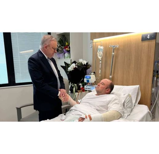 Австралийският премиер Антъни Албанезе на посещение при сириеца Ахмед ал Ахмед в болница в Сидни