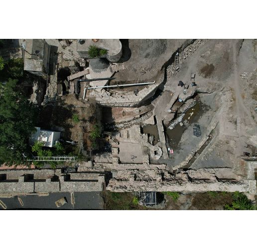 Римски мраморен басейн и антични и средновековни монети и печати са открити при проучванията на Акве калиде през 2025 г.