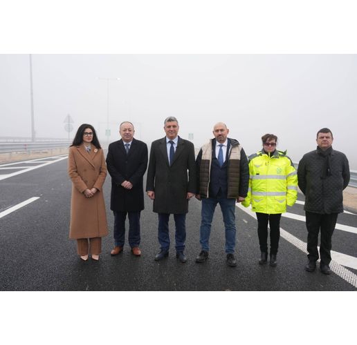 Министърът на регионалното развитие и благоустройството Андрей Цеков пред медии днес след като инспектира новопостроения 13,6-километров участък между Макреш и Бела от бъдещата магистрала Видин – Ботевград