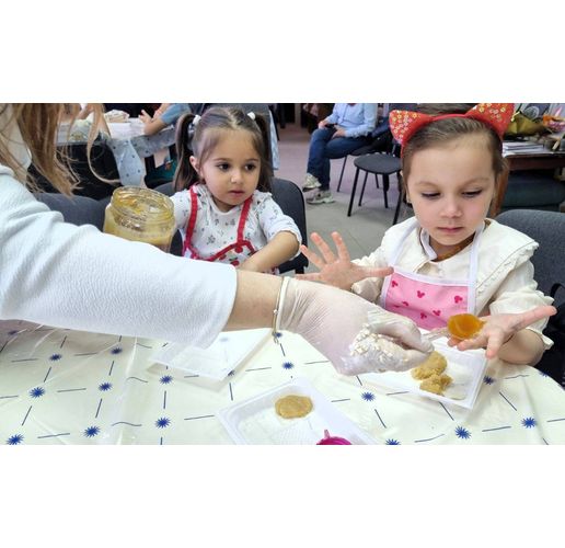 Деца и родители месиха меденки в библиотеката в Асеновград