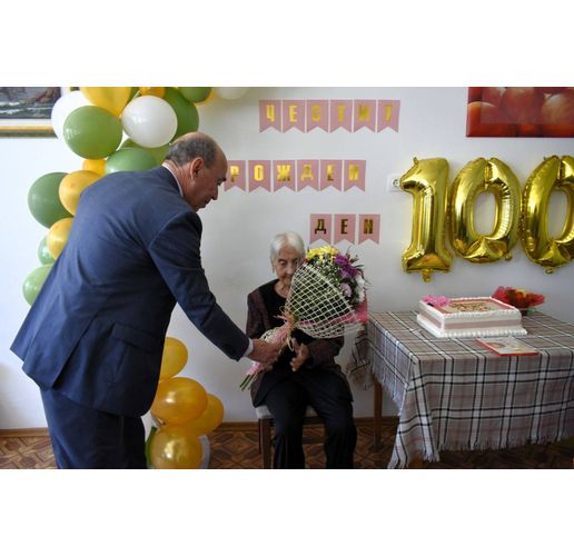 Баба Атанаска от с. Златовръх навърши 100 г.