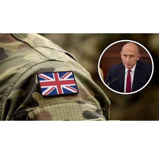 Британски военни и министърът на отбраната на Великобритания Джон Джилиън