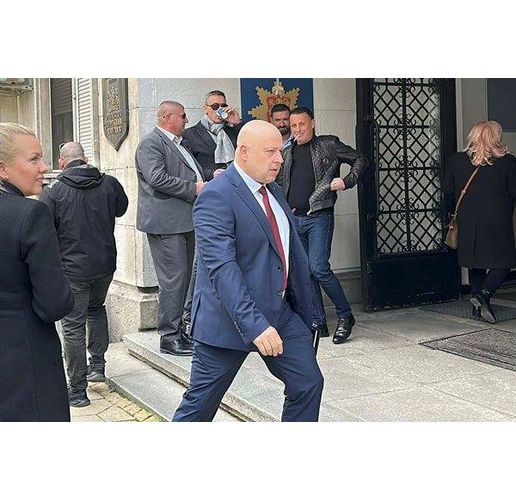 Васил Костадинов влиза в сграда на ОД на МВР